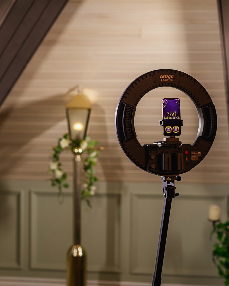 Ring light setup with smartphone displaying 360 experience in cozy indoor setting. Perfect for photography enthusiasts.
